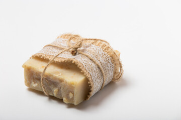 Pastilla de Jabon casero sobre fondo blanco