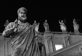 Estatua de San Pedro con las llaves en la Ciudad del Vaticano, a la noche
