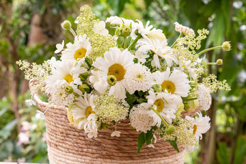 Weisser Sommerstrauß in Korb