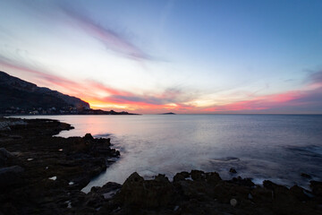 Un romantico tramonto sul mare di Sferracavallo in Sicilia