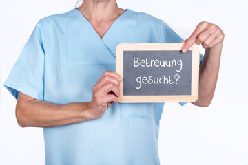 Pflegekraft mit einer Tafel Betreuung gesucht für alte Menschen oder Senioren