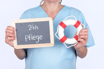 Altenpflegerin oder Krankenschwester mit einer Tafel zum Pflegegrad und einem Rettungsring