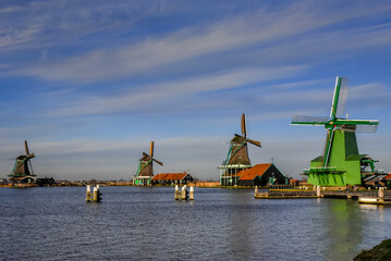 Fototapeta na wymiar Ditch windmills in traditional colors at the Zaanse Schans, Holland.