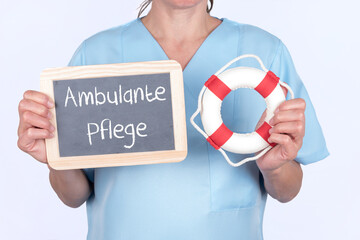 Pflegekraft mit einem Rettungsring und einer Tafel auf der Ambulante Pflege steht