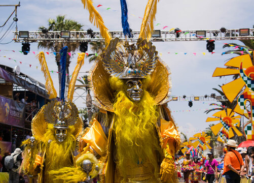 Morenada en carnaval andino con la fuerza del sol.