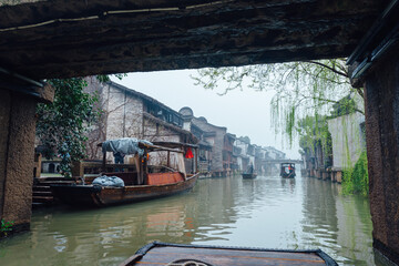 Obraz premium WUZHEN,CHINA-MARCH 6,2012: The movement of boats on one of the canals of the city of Wuzhen.