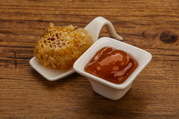 Natural honey in the bowl