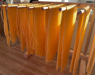 Spaghetti Nudeln beim Trocknen