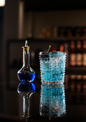 Coloridos cocteles en la oscuridad