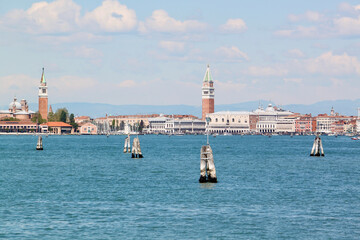 Venedig vom Motorboot aus der Lagune heraus