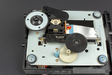 Mechanism with gears for electric drive of DVD reading head