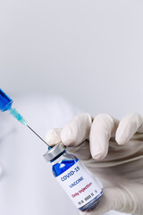 Obraz premium COVID-19 vaccine in researcher hands, unrecognizable female doctor holds syringe
