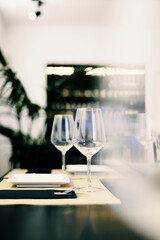 Copa de cristal para vino y bebidas en un restaurante de lujo