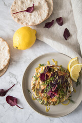 Gravlax Graved Lachs auf Knäckebrot mit Rote Beete Blätter Salat, Dill, Fischkäse, Skandinavische Senf Soße, Zitrone auf hell Marmor Hintergrund mit Leinen Tuch als Vorspeise oder Snack