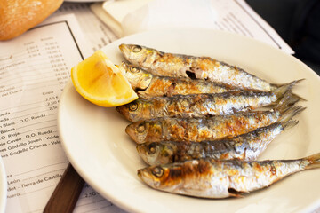 Restaurante de comida típica andaluza con platos de pescado frito en la Costa del Sol en España