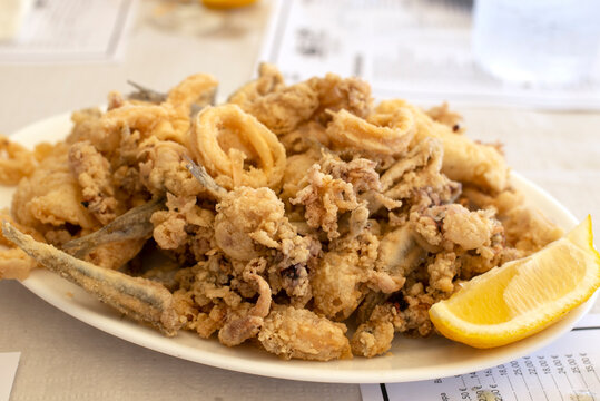 Restaurante de comida t&iacute;pica andaluza con platos de pescado frito en la Costa del Sol en Espa&ntilde;a