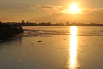 Fototapeta na wymiar skating ice on the lake in the sunset late afternoon