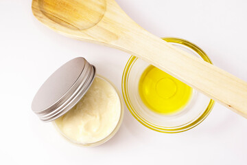 Productos de cosmética natural con jabón y crema con ingredientes como la miel, avena o aceite