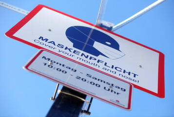 Schild mit Maskenpflicht in der Fu&szlig;g&auml;ngerzone in Hamburg