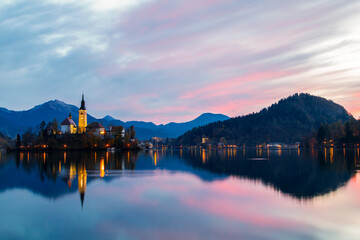 Fototapeta premium Cozy sunrise on Lake Bled against the backdrop of the castle in the Julian Alps in the Tirglav National Park