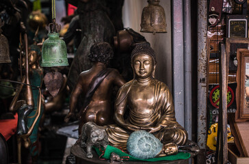 Obraz premium Collectible souvenirs and decorations for sale at Chatuchak Weekend Market in Bangkok, Thailand.