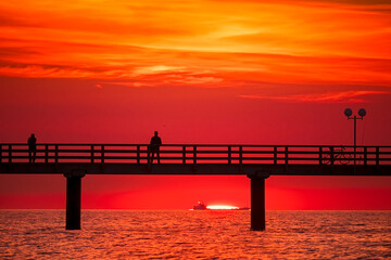 Obraz premium Sonnenuntergang am Meer im Ostseebad Kühlungsborn an der Ostsee, Mecklenburg-Vorpommern, Deutschland