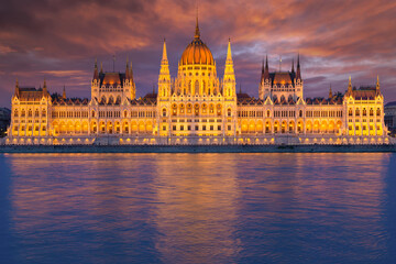 Naklejka premium Sunset view Parliament Building along river Danube
