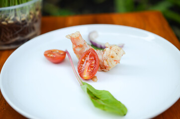 shrinp salad with tomatoes