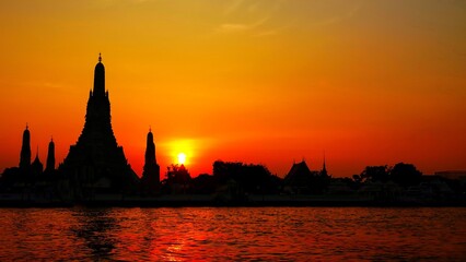 Fototapeta na wymiar Wat Arun Temple at sunset and Twilight landmark of Bangkok, Thailand
