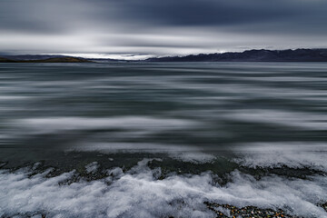Obraz premium panoramic view of mountains against the background of the sky and a frozen lake