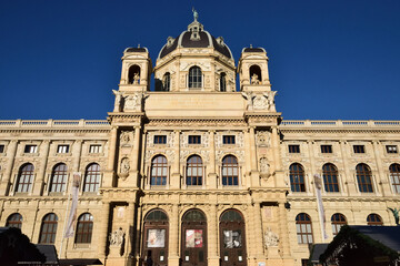 Fototapeta na wymiar 王宮のような建物のウィーン自然史博物館