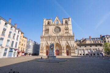Fototapeta na wymiar Place Saint-Jean et son église pendant le confinement, mars 2020, Lyon, France 