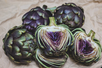 Obraz premium Artichoke flower, purple edible bud isolated