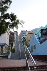 Fototapeta na wymiar 釜山の上に伸びる階段と家々