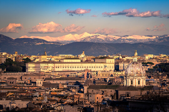 le montagne dell'appennino laziale e abruzzese viste dalla terrazza del gianicolo al tramonto
