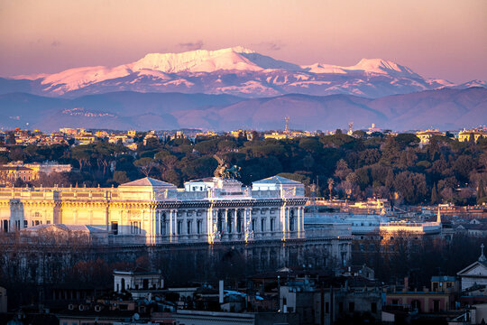 le montagne dell'appennino laziale e abruzzese viste dalla terrazza del gianicolo al tramonto. monte terminillo innevato sullo sfondo