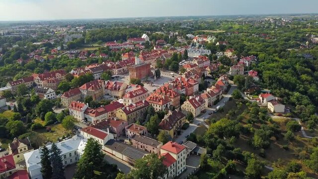 Sandomierz, stare miasto. Rynek i ratusz, zamek i kości&oacute;ł. Jedno z najstarszych miast w Polsce. 4k video