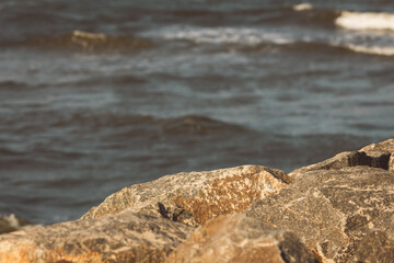 Obraz premium Scenic view of rocks with the Bay of Bengal in the background along Kovalam Beach, Chennai, India