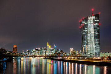 Die Europäische Zentralbank in Frankfurt am Main bei Nacht