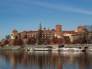 31/01/2021 - Poland/Cracow - view over Vistula River and Wawel Castle, the biggest attraction of Cracow. Winter time