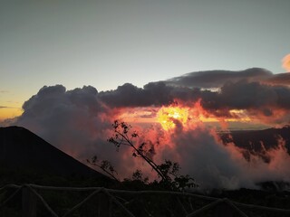 atardecer naranja sobre el volcan de izalco, nubes de fuego, so ardiente