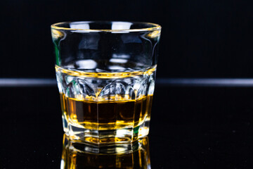 Bicchiere di whiskey con sfondo nero