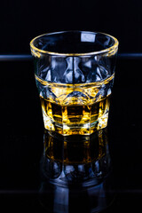 Bicchiere di whiskey con sfondo nero