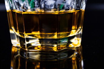 Bicchiere di whiskey con sfondo nero