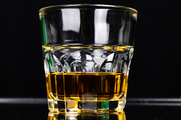 Bicchiere di whiskey con sfondo nero