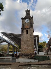 la torre del reloj sobre un cielo azul con nubes