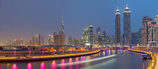 Fototapeta na wymiar DUBAI, UAE - MARCH 27, 2017: The evening skyline with the brige over the new Canal and Downtown.