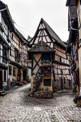Fototapeta na wymiar Calles de Eguisheim, Francia