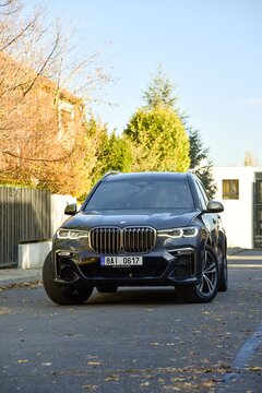 BMW X7 M50i xDrive. General front view. 11-18-2020, Prague, Czech Republic.
