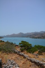 Zjawiskowy, grecki krajobraz, spowity gorącym słońcem i błękitem. Kreta.